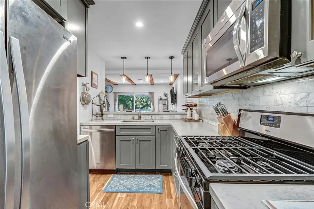 7050 Shoup #212 Canoga Park, CA 91303