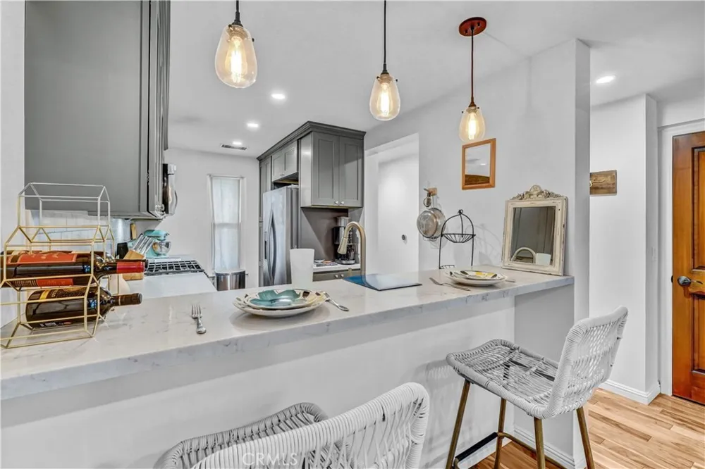 7050 Shoup #212 Canoga Park, CA 91303