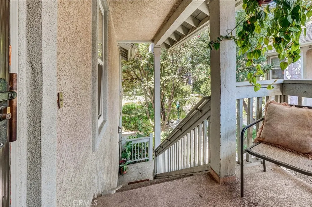 7050 Shoup #212 Canoga Park, CA 91303