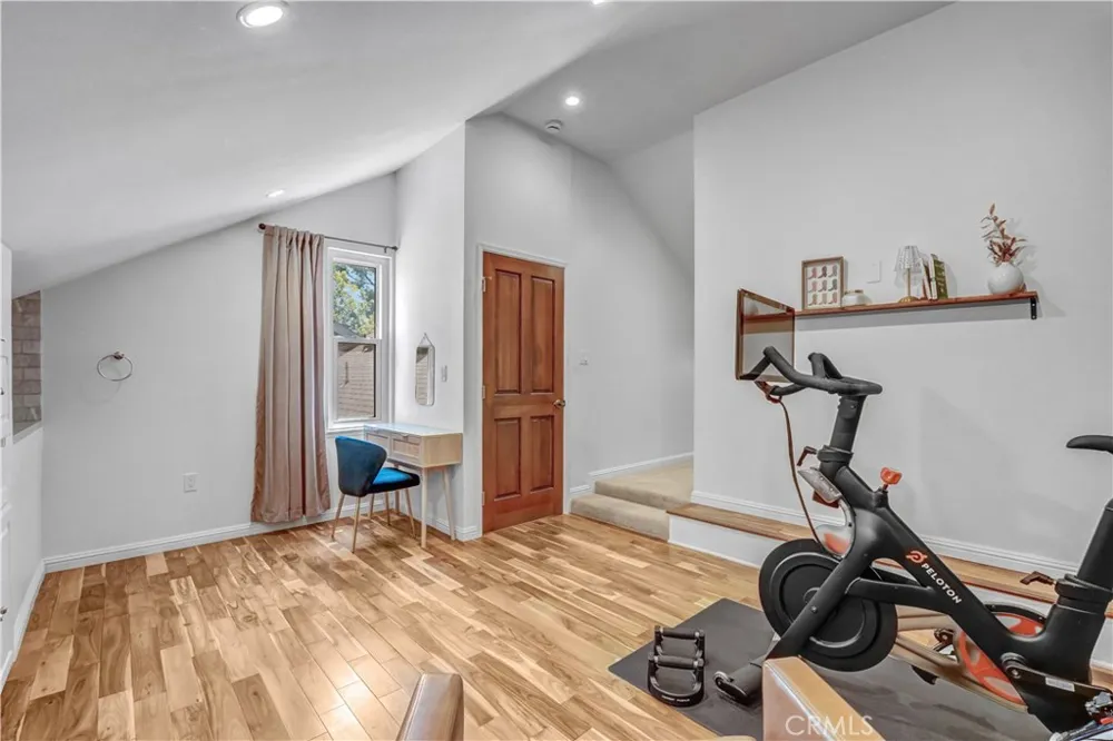 7050 Shoup #212 Canoga Park, CA 91303
