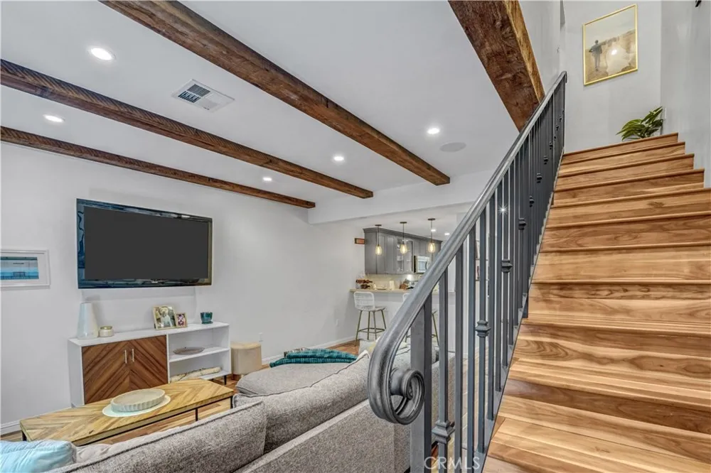 7050 Shoup #212 Canoga Park, CA 91303