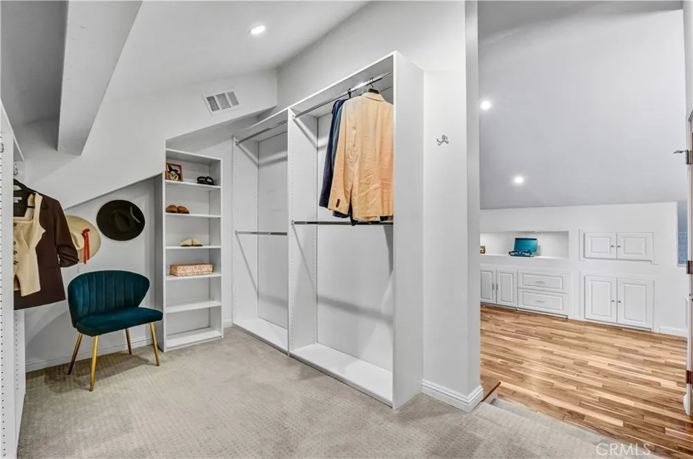 7050 Shoup #212 Canoga Park, CA 91303