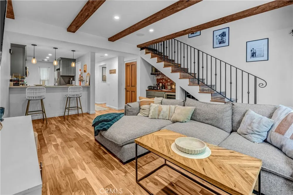 7050 Shoup #212 Canoga Park, CA 91303