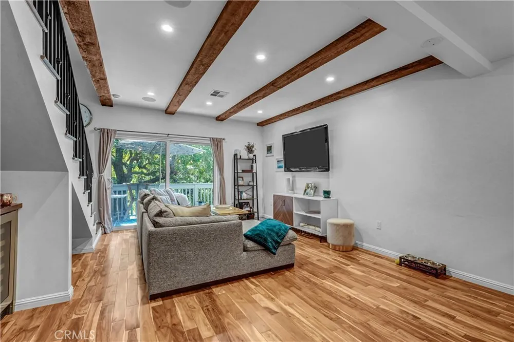7050 Shoup #212 Canoga Park, CA 91303