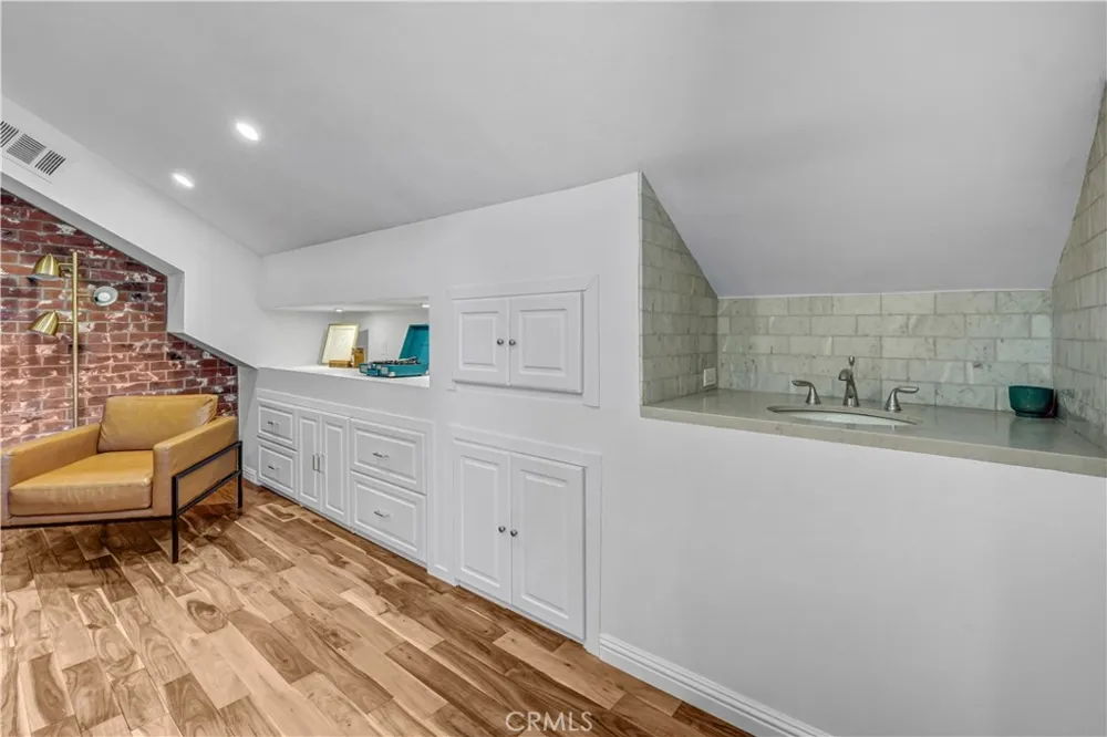 7050 Shoup #212 Canoga Park, CA 91303