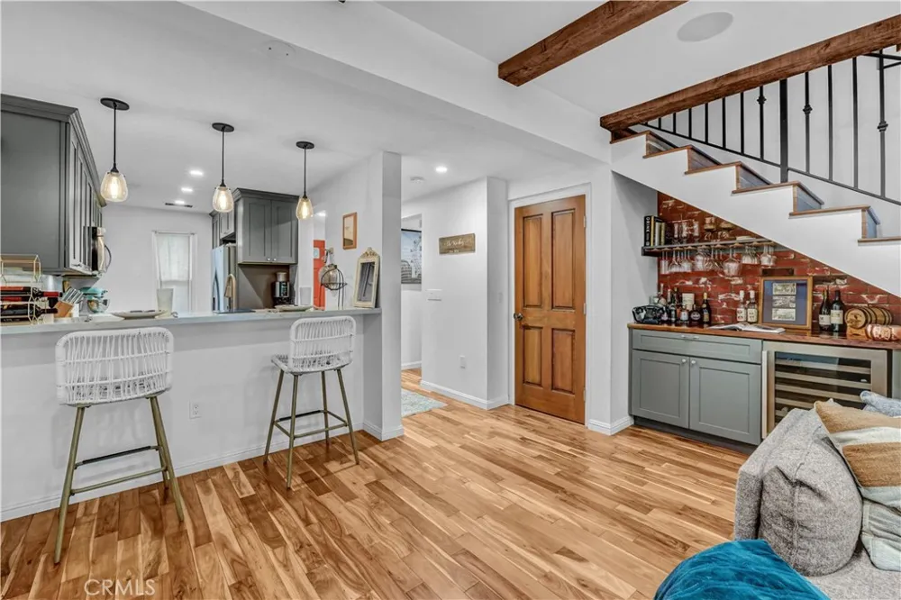 7050 Shoup #212 Canoga Park, CA 91303
