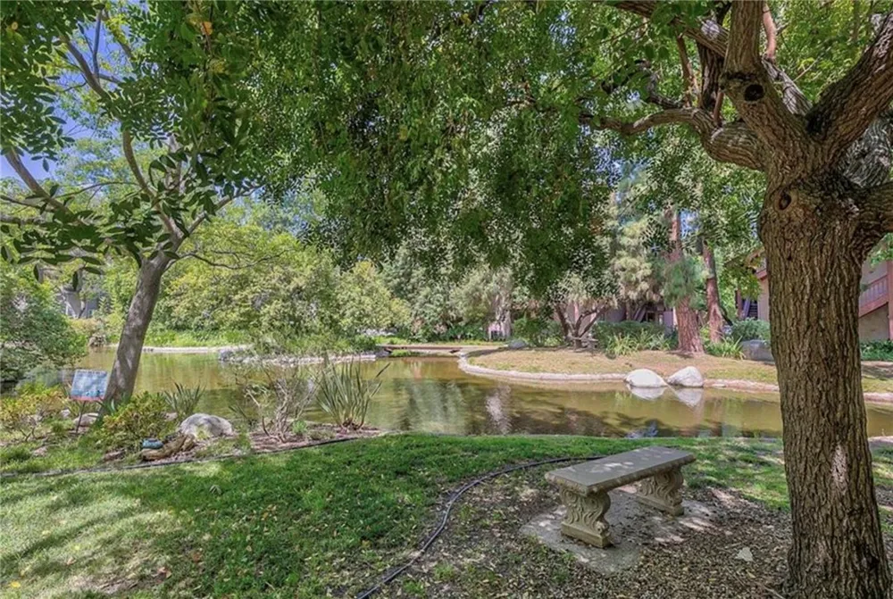 7050 Shoup #212 Canoga Park, CA 91303