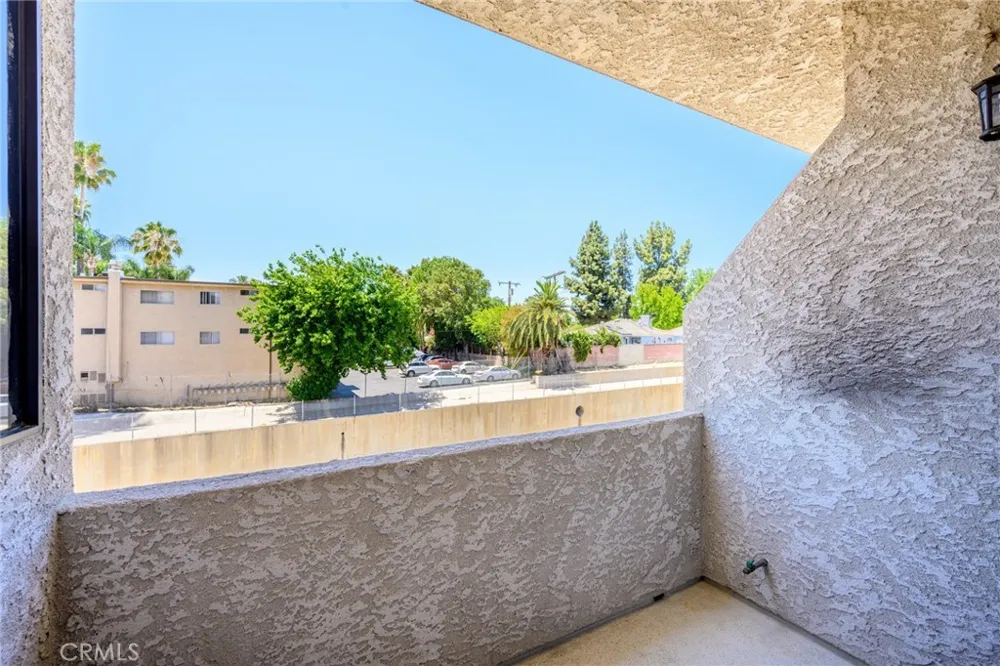 7211 Cozycroft Avenue #16 Winnetka, CA 91306