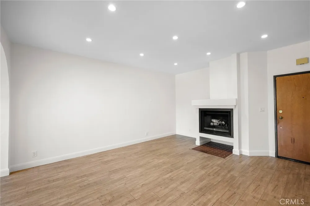7211 Cozycroft Avenue #16 Winnetka, CA 91306