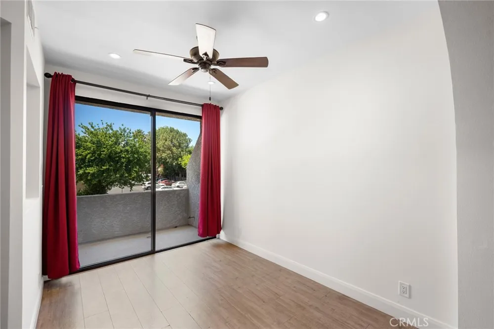 7211 Cozycroft Avenue #16 Winnetka, CA 91306