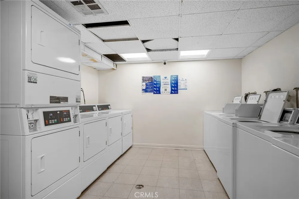 7211 Cozycroft Avenue #16 Winnetka, CA 91306