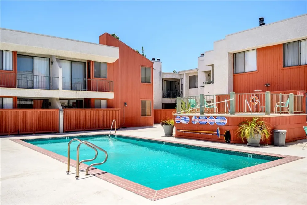 7211 Cozycroft Avenue #16 Winnetka, CA 91306