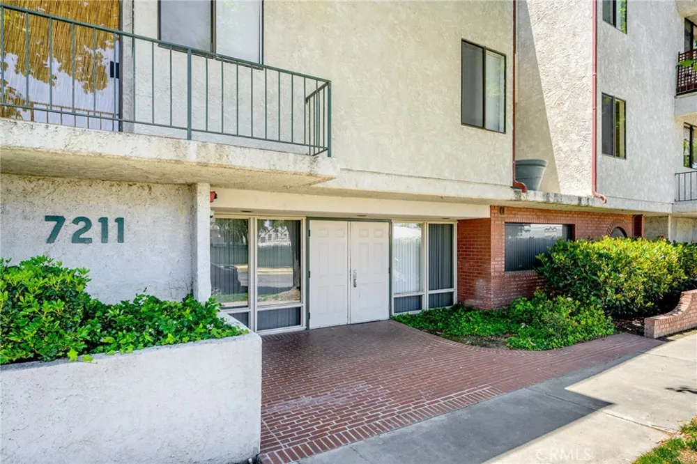 7211 Cozycroft Avenue #16 Winnetka, CA 91306