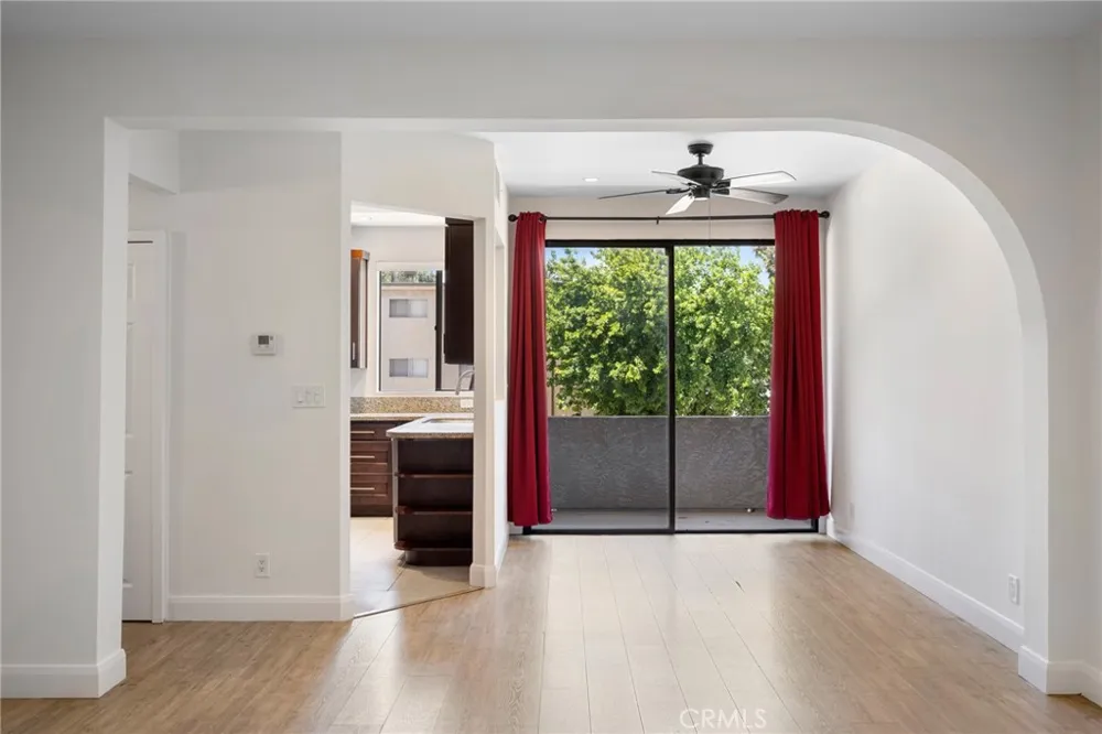 7211 Cozycroft Avenue #16 Winnetka, CA 91306