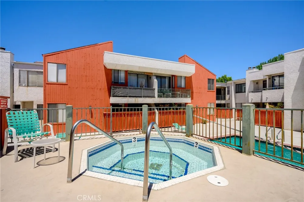 7211 Cozycroft Avenue #16 Winnetka, CA 91306
