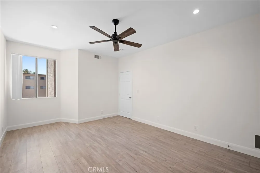 7211 Cozycroft Avenue #16 Winnetka, CA 91306