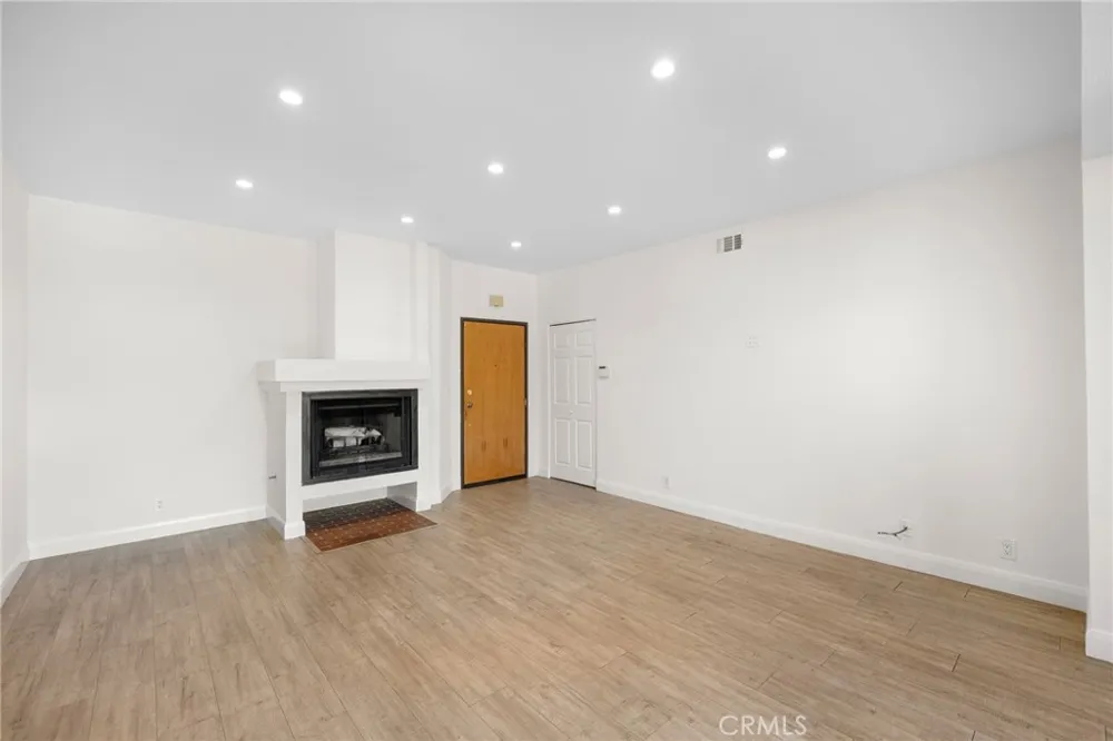7211 Cozycroft Avenue #16 Winnetka, CA 91306