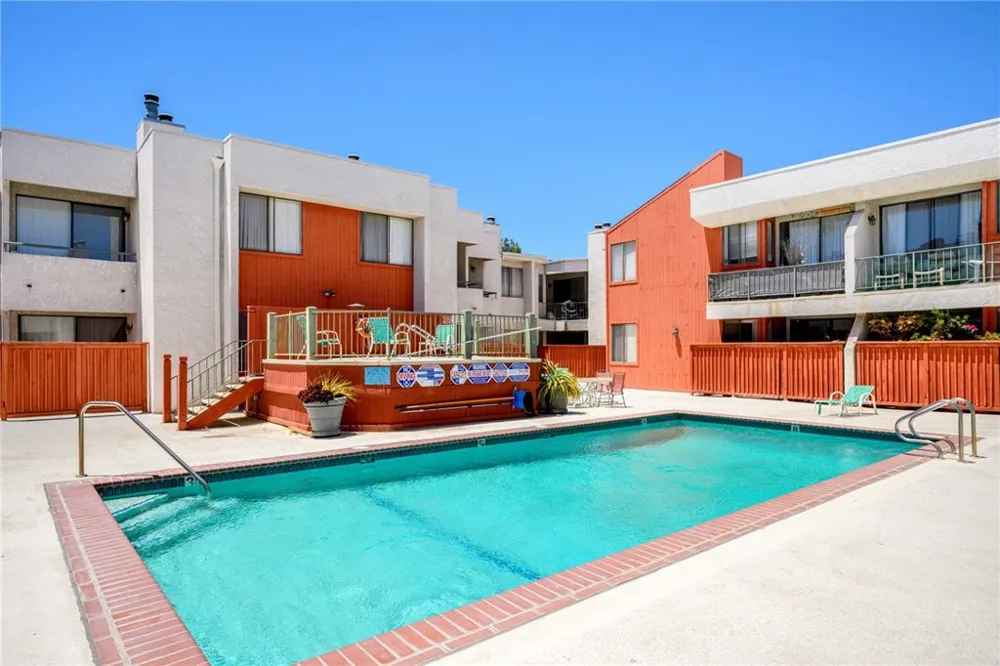 7211 Cozycroft Avenue #16 Winnetka, CA 91306