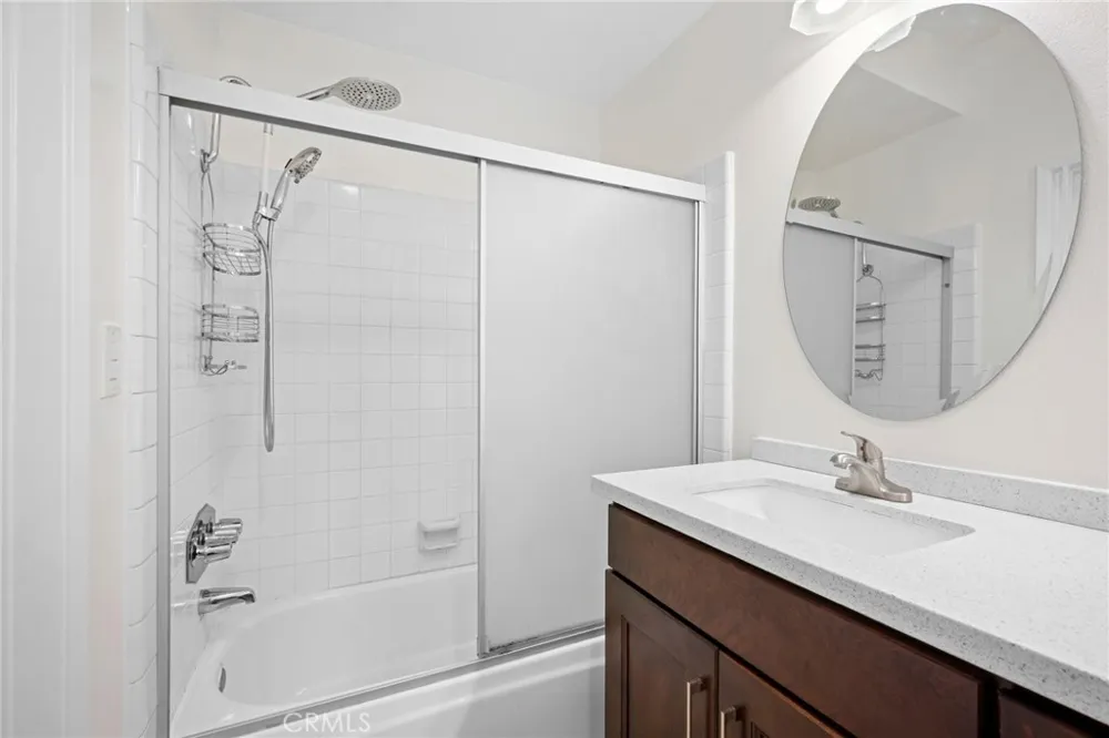 7211 Cozycroft Avenue #16 Winnetka, CA 91306