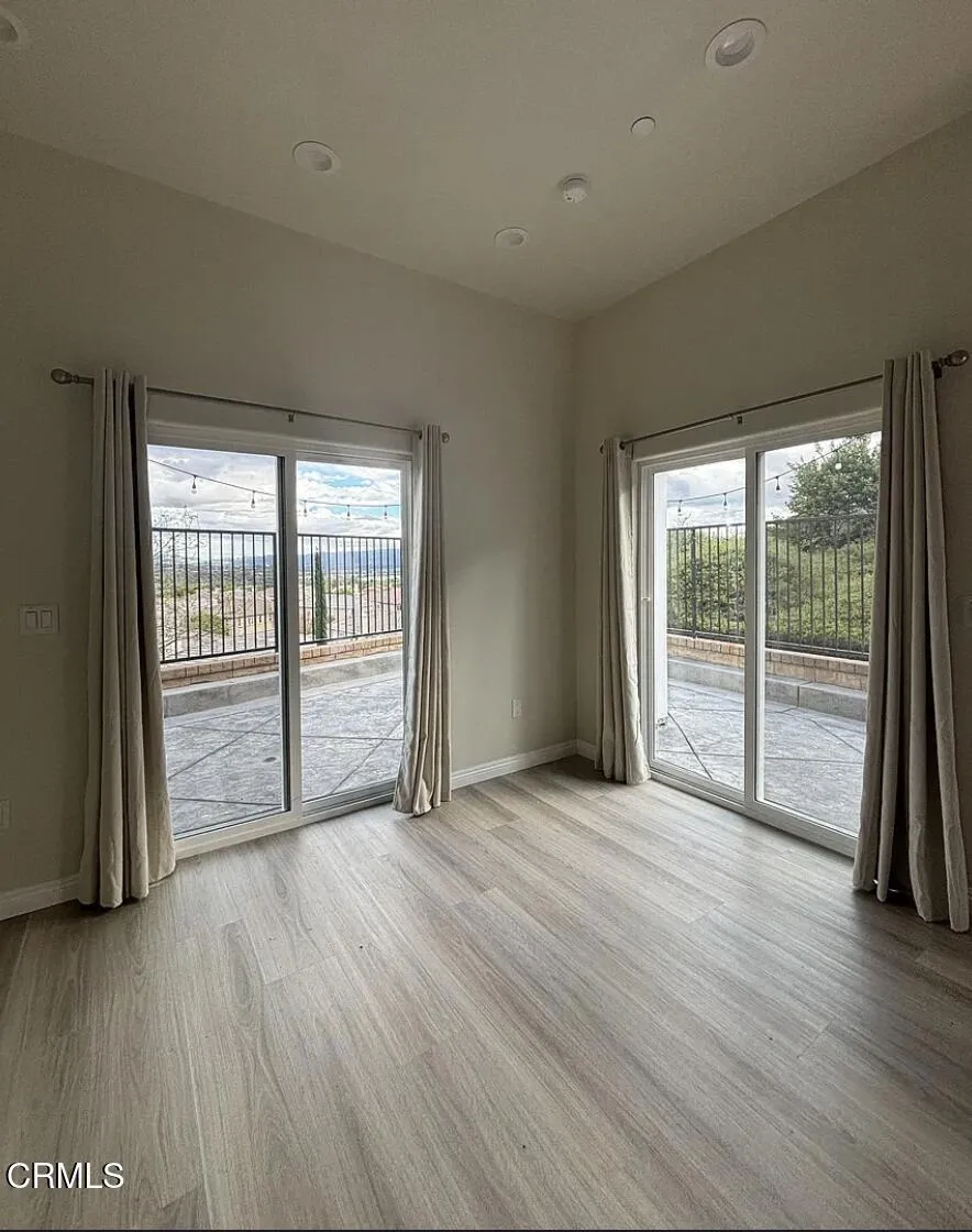 24098 Via Vista Valencia, CA 91354