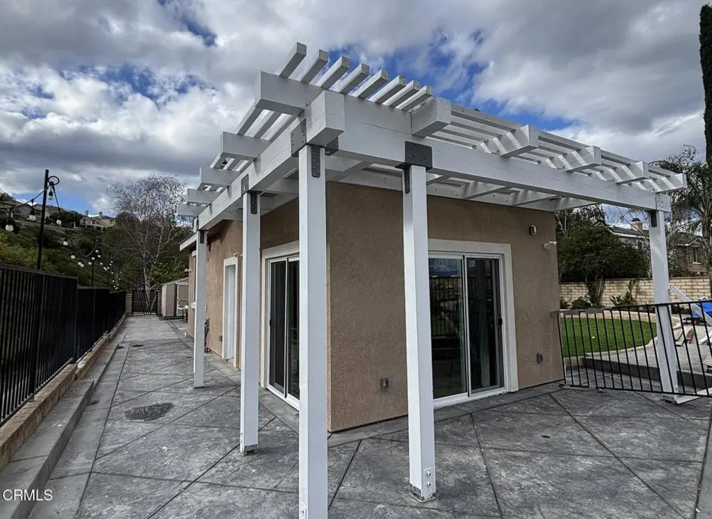 24098 Via Vista Valencia, CA 91354