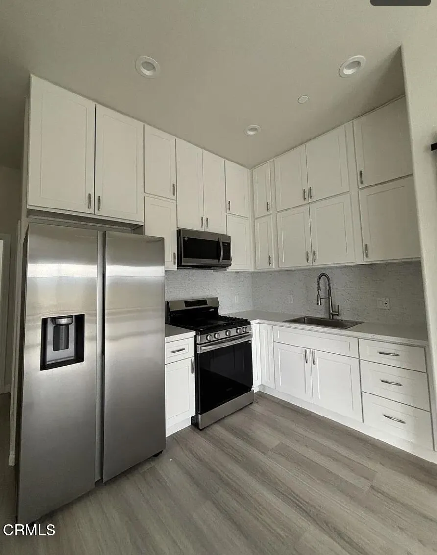 24098 Via Vista Valencia, CA 91354