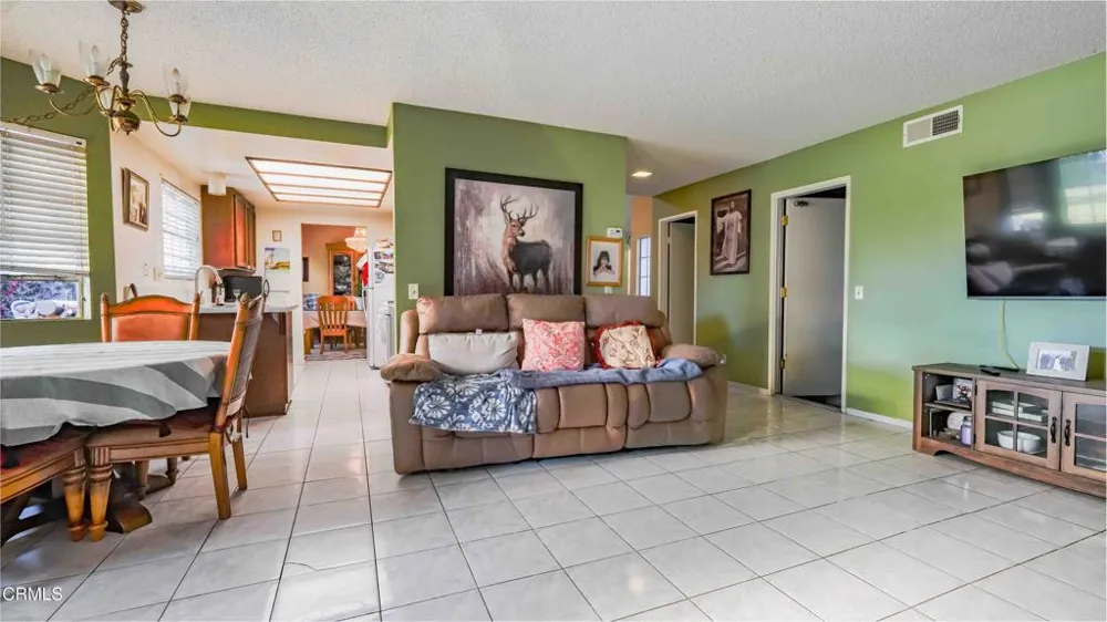1977 El Cajon Circle Oxnard, CA 93035