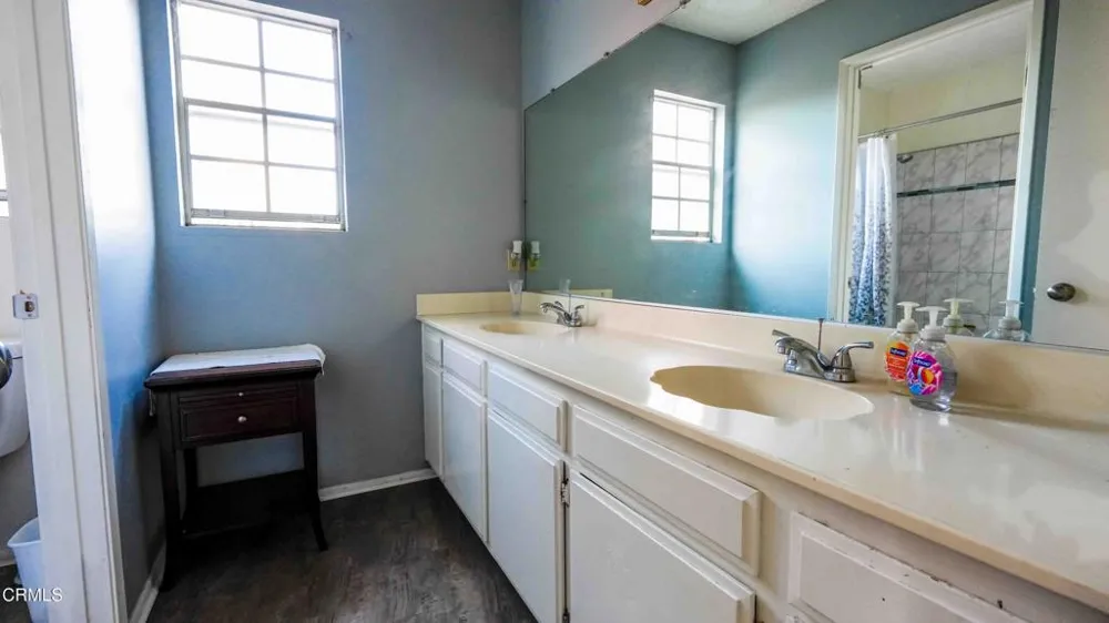1977 El Cajon Circle Oxnard, CA 93035