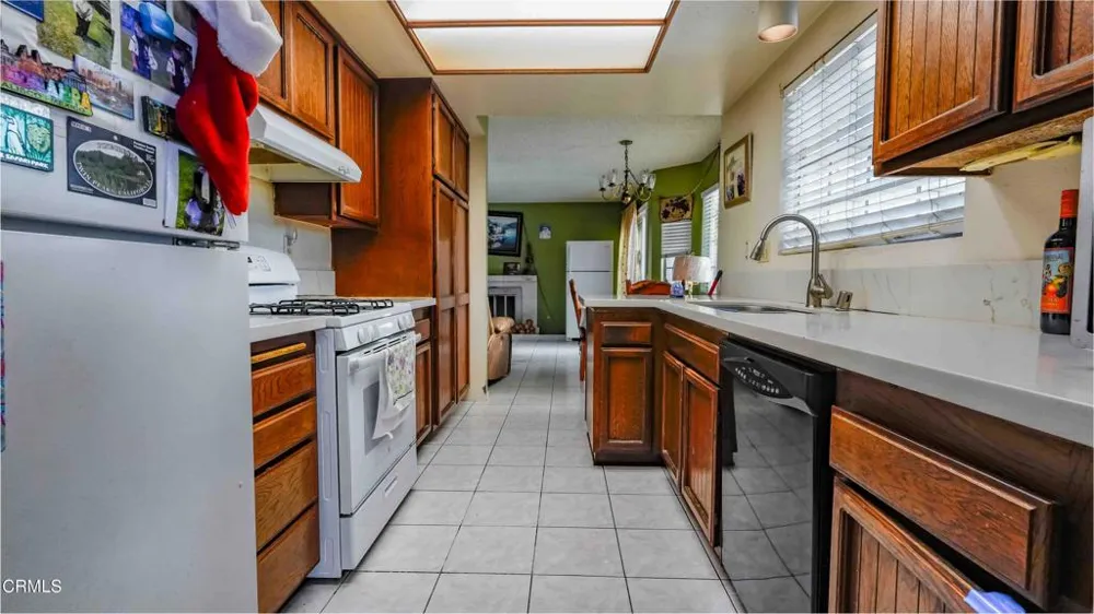 1977 El Cajon Circle Oxnard, CA 93035