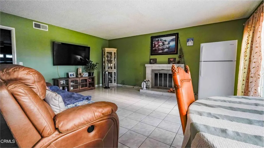 1977 El Cajon Circle Oxnard, CA 93035