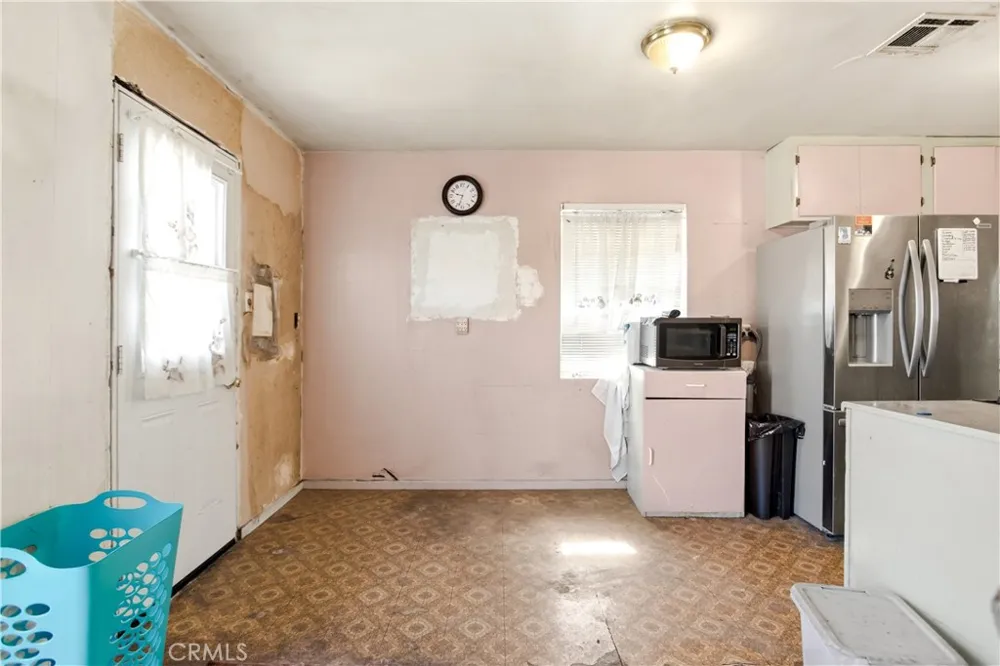 17292 Owen Street Fontana, CA 92335