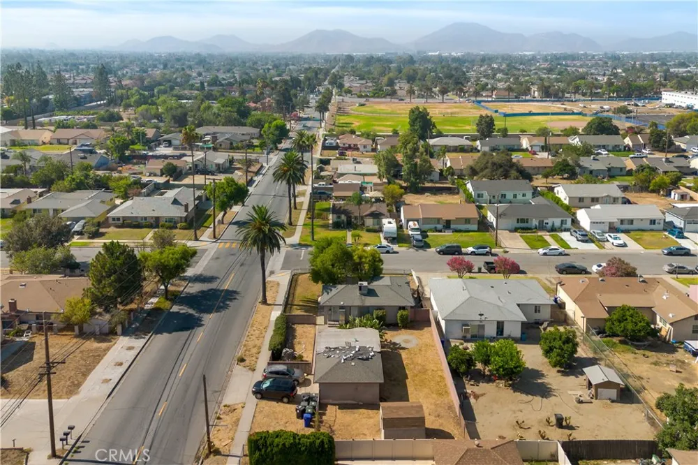 17292 Owen Street Fontana, CA 92335