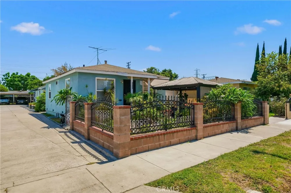 6608 Ira Bell Gardens, CA 90201