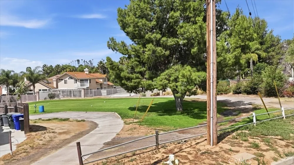 7831 Live Oak Jurupa Valley, CA 92509