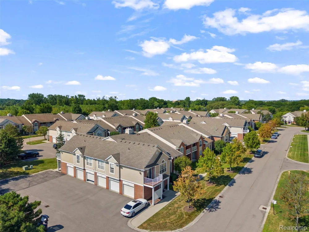 16450 Chatham Drive #136 Macomb Township, MI 48044