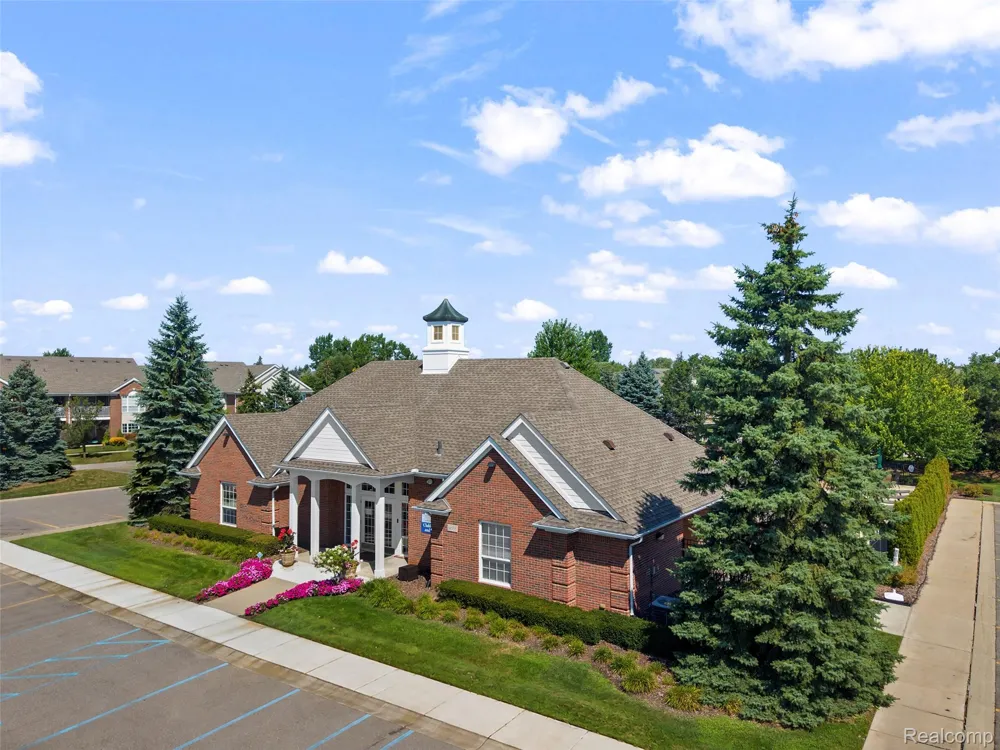 16450 Chatham Drive #136 Macomb Township, MI 48044