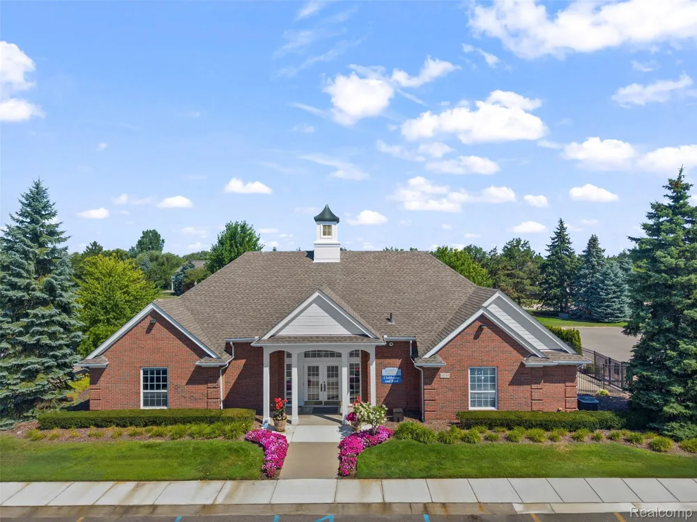 16450 Chatham Drive #136 Macomb Township, MI 48044