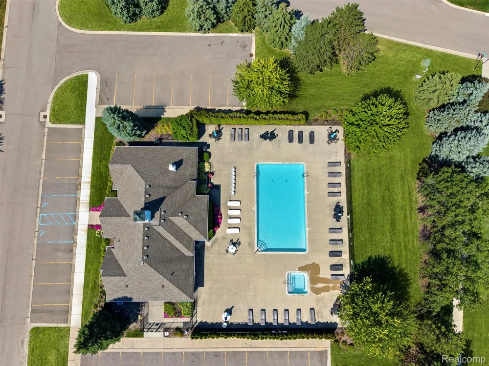 16450 Chatham Drive #136 Macomb Township, MI 48044