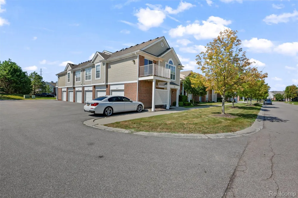 16450 Chatham Drive #136 Macomb Township, MI 48044