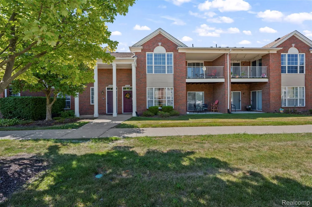 16450 Chatham Drive #136 Macomb Township, MI 48044