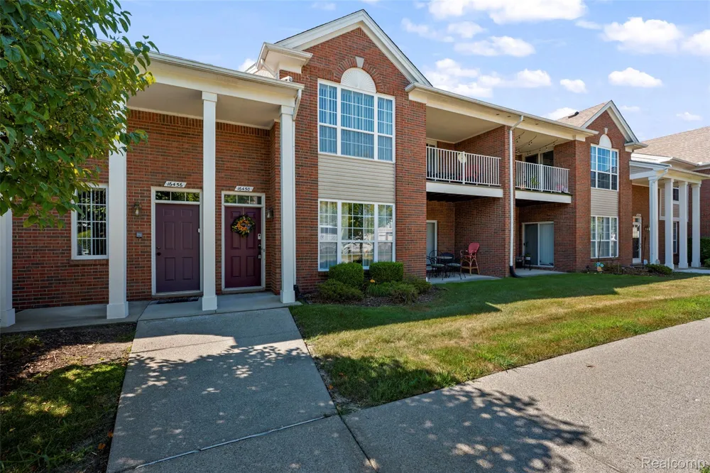 16450 Chatham Drive #136 Macomb Township, MI 48044