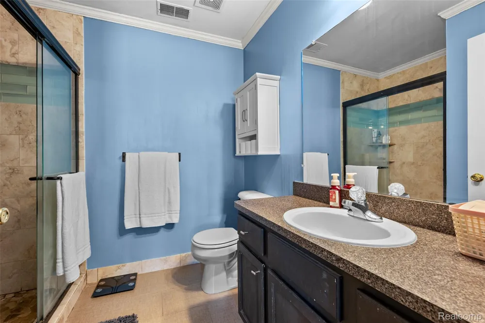 16450 Chatham Drive #136 Macomb Township, MI 48044