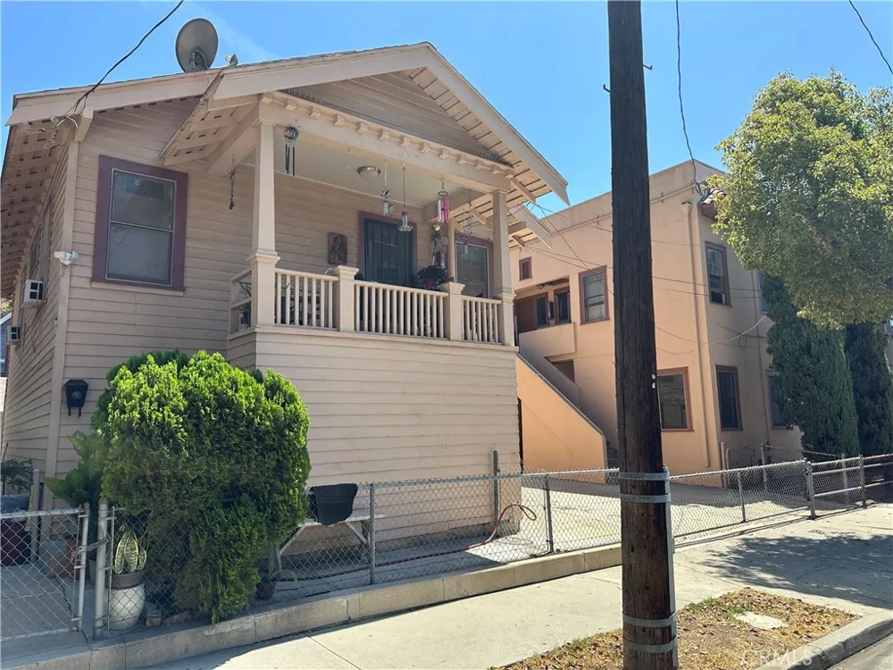 2134 Magnolia Los Angeles, CA 90007