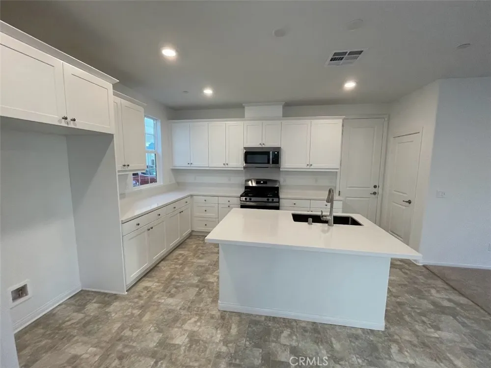 15167 Horizon Fontana, CA 92336