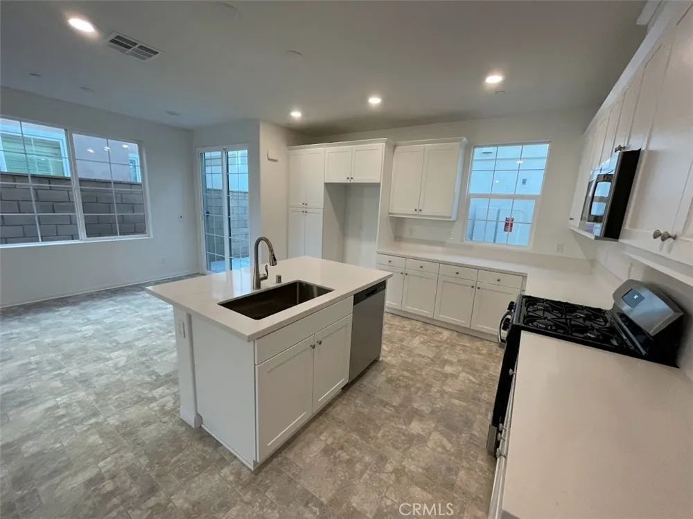 15167 Horizon Fontana, CA 92336