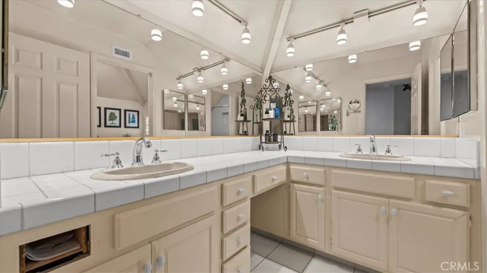2184 Eiffel Circle Upland, CA 91784