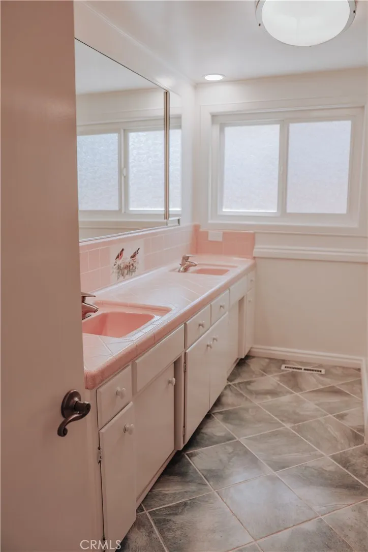 838 Maryhurst Claremont, CA 91711