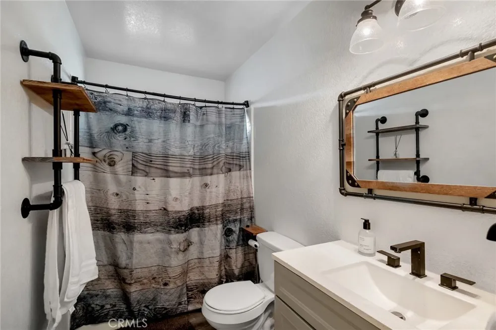 21011 Valencia Apple Valley, CA 92308