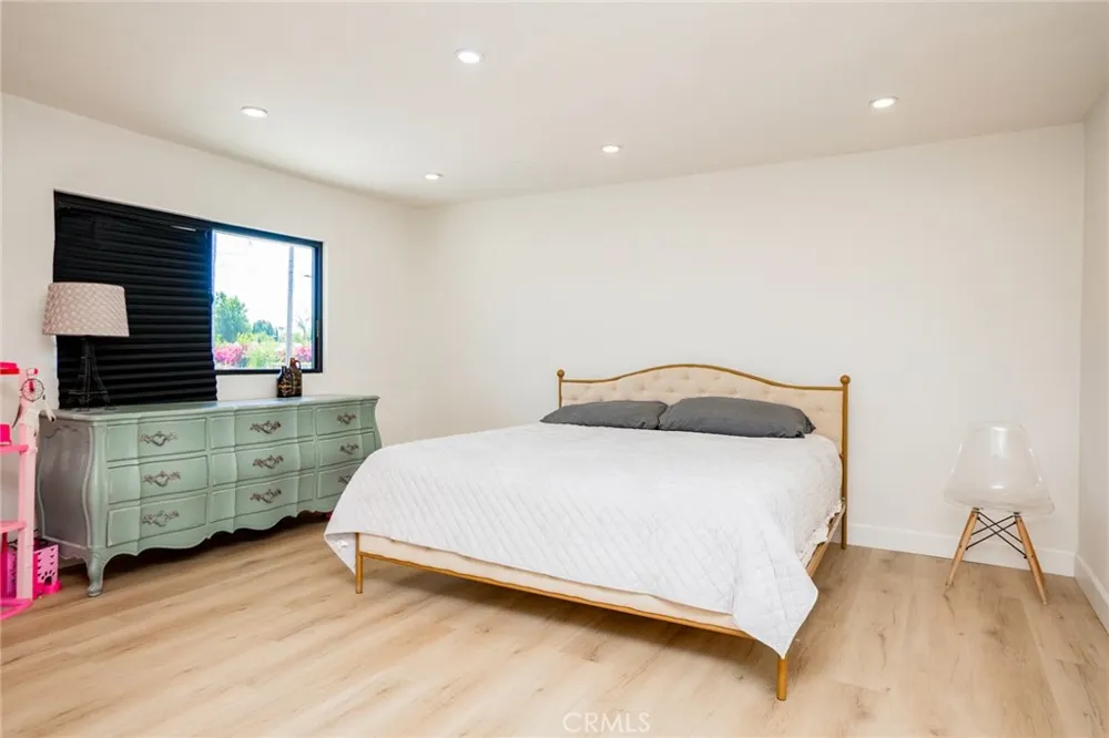 9226 Locust Fontana, CA 92335