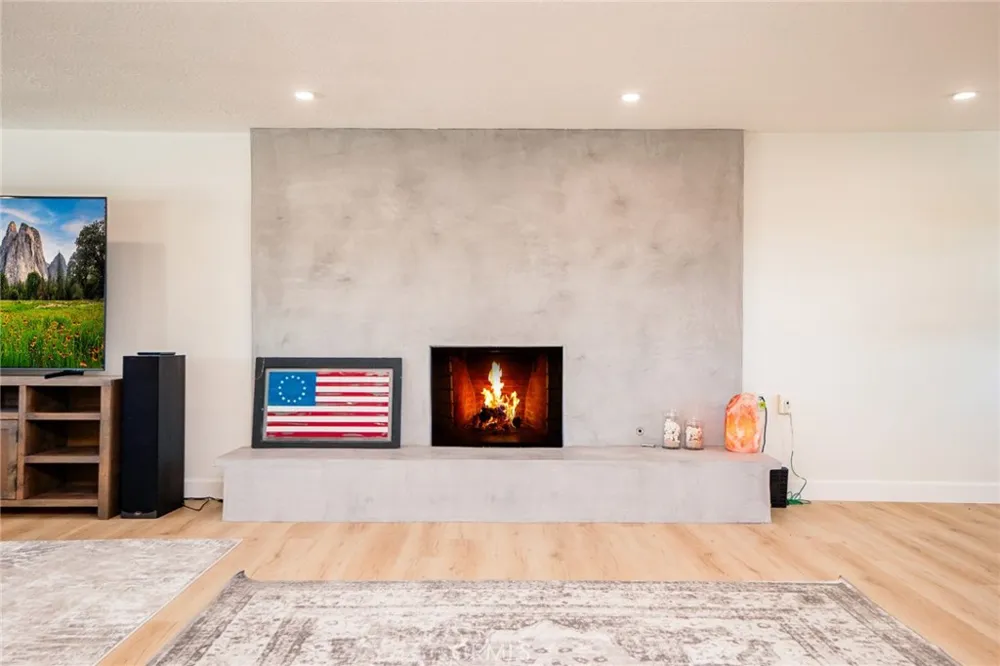 9226 Locust Fontana, CA 92335